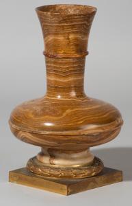 Itália (Séc. XVIII - XIX) Vaso com base representando uma coroa de louros, alabastro listrado e bronze dourado